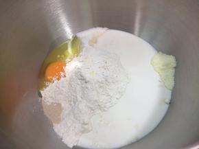 除橄榄油外把所有材料都投进面包机桶内(ACA)ASM-PE1210A