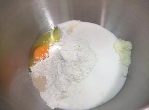 除橄榄油外把所有材料都投进面包机桶内(ACA)ASM-PE1210A