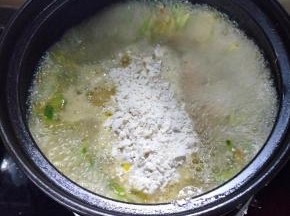 再倒入搅拌好的絮状面粉