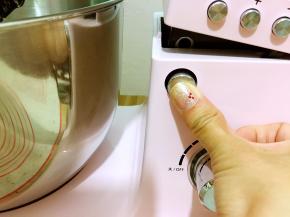 按解锁按钮，㕑师机头会缓缓弹开