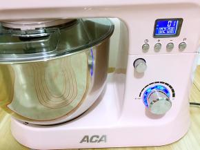 这时先把面团和油用1档揉1分钟
再转2档钟揉3分钟