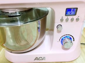 这时先把面团和油用1档揉1分钟
再转2档钟揉3分钟