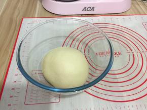 揉圆放在料理碗中包上保鲜膜发酵