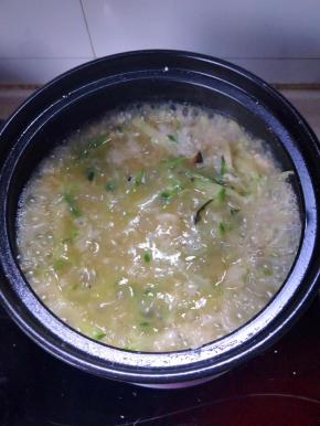 用筷子或者勺子将面粉搅拌均匀