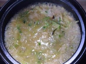 用筷子或者勺子将面粉搅拌均匀