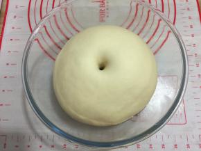 发酵好的面团，用手粘点面粉戳一个洞不回缩就是发酵好了