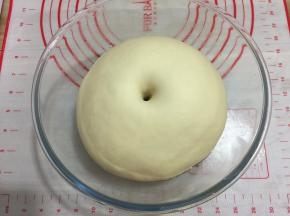 发酵好的面团，用手粘点面粉戳一个洞不回缩就是发酵好了