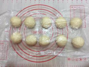 分割成1个60g滚圆盖上保鲜膜松弛