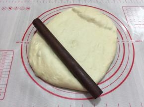  发酵好的面团取出按压排气，也可用擀面杖排气
揉好的面团刚好600克