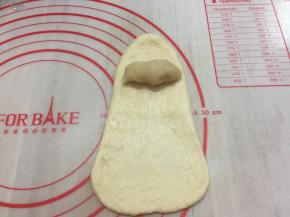 擀成椭圆形翻面码上10g的白豆沙
另一头稍微整宽一点点