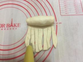 从上往下卷，卷至中间
剩下没卷到的刮板切成条条
再继续往下卷