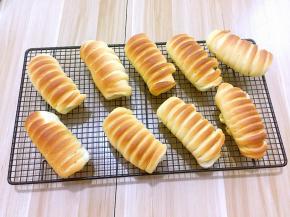 成品出炉后移至烤网上晾凉即可