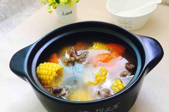 胡萝卜玉米骨头汤
