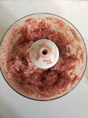 把切好的瘦肉块儿放进料理机中搅拌成肉糜！