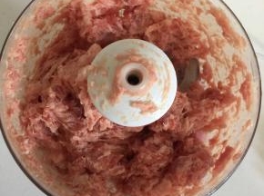 把切好的瘦肉块儿放进料理机中搅拌成肉糜！