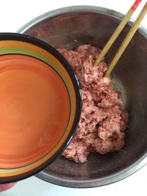 多次少量的加入葱姜水，边加入边顺时针方向搅拌均匀！