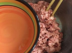 多次少量的加入葱姜水，边加入边顺时针方向搅拌均匀！