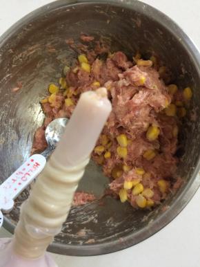 肠衣一头打结！