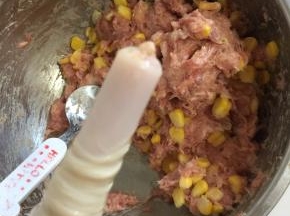 肠衣一头打结！