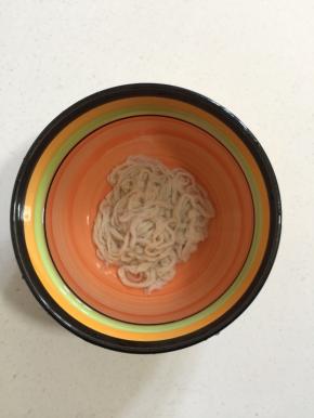 羊肠在水中浸泡片刻，再用水龙头灌水冲洗干净即可！