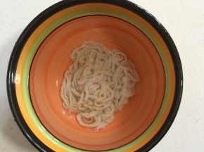 羊肠在水中浸泡片刻，再用水龙头灌水冲洗干净即可！