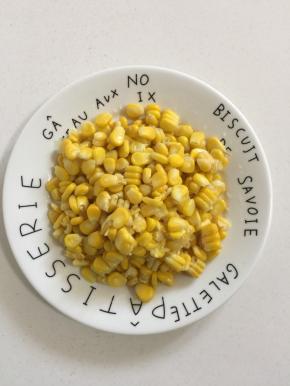 煮熟的甜玉米粒备用！