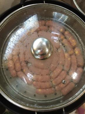 蒸的时候大火烧开水之后放蒸笼转最小火蒸15分钟！(一定要小火小火小火哦，不然皮破了不要来找我哦)