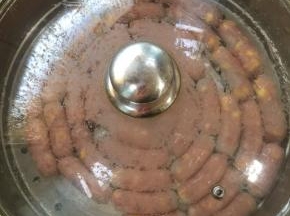 蒸的时候大火烧开水之后放蒸笼转最小火蒸15分钟！(一定要小火小火小火哦，不然皮破了不要来找我哦)