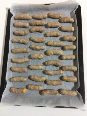 烤盘铺一层油纸，把玉米脆皮肠整齐的摆在烤盘上！