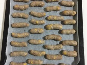 烤盘铺一层油纸，把玉米脆皮肠整齐的摆在烤盘上！