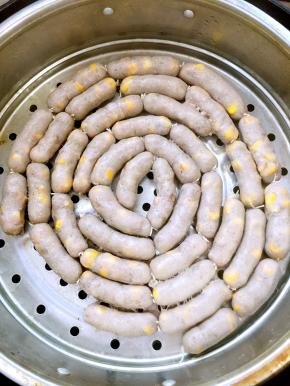 一般肉的颜色变白了，肠有弹性的感觉就好了，自己判断吧，定一下型而已，吃的时候还要煎或者烤箱烤的，口感才会更弹。
