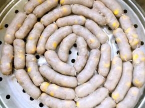 一般肉的颜色变白了，肠有弹性的感觉就好了，自己判断吧，定一下型而已，吃的时候还要煎或者烤箱烤的，口感才会更弹。
