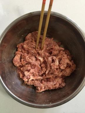 肉糜中加入盐8克，白糖5克，料酒8克，玉米淀粉10克，生抽10克！用筷子搅匀，顺着一个方向搅，一定要上劲的肉糜吃起来口感才好，会很Q弹。