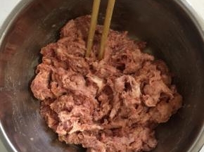 肉糜中加入盐8克，白糖5克，料酒8克，玉米淀粉10克，生抽10克！用筷子搅匀，顺着一个方向搅，一定要上劲的肉糜吃起来口感才好，会很Q弹。