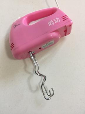 这就是我们今天打肉馅儿的秘密武器，电动打蛋器的和面棒！有了它几分钟轻轻松松就可以让肉馅儿上劲儿，Q弹！