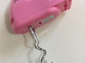 这就是我们今天打肉馅儿的秘密武器，电动打蛋器的和面棒！有了它几分钟轻轻松松就可以让肉馅儿上劲儿，Q弹！