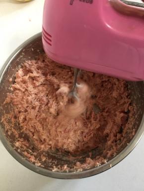 用电动打蛋器的和面棒，按3档，在肉馅中顺时针方向搅拌3分钟左右！