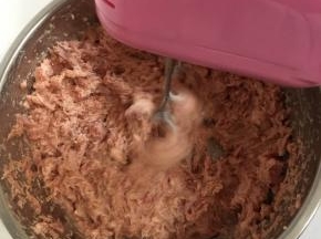 用电动打蛋器的和面棒，按3档，在肉馅中顺时针方向搅拌3分钟左右！