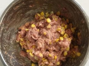 加入甜玉米粒再继续顺时针方向搅拌3分钟即可！