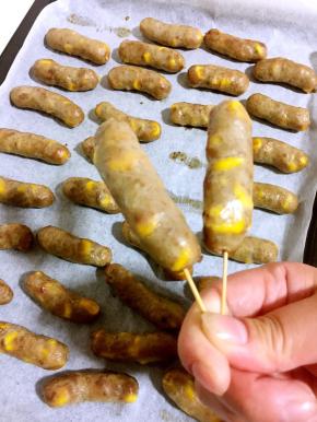 香脆Q弹的玉米脆皮肠就做好啦！有没有诱惑到你啊？