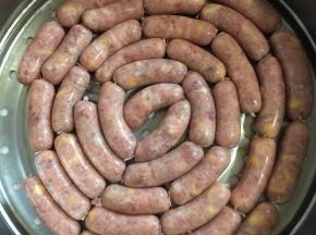 用棉线绑成小段，长度由自己来决定，喜欢多长就绑多长哦！尽量绑的长短一致哈，要不然影响美观！嘻嘻