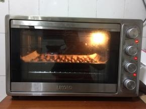 放入提前预热的烤箱中层，200度烤10分钟即可！（没有烤箱的也可以用平底锅小火煎5分钟即可！）