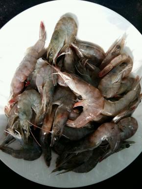 虾洗净，剪掉虾须，挑掉虾线。