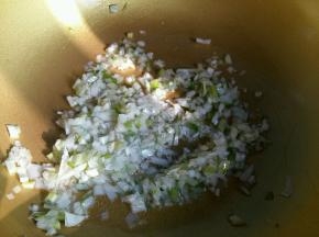 热锅凉油，倒入葱末蒜末，翻炒出香味。