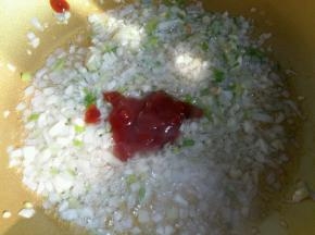 倒入两大勺番茄沙司。