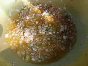 把番茄沙司翻炒出红油。