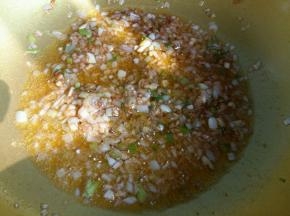 把番茄沙司翻炒出红油。