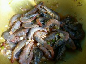 倒入虾，翻炒均匀。