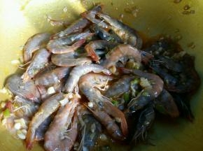 倒入虾，翻炒均匀。
