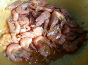 翻炒至虾完全变红。